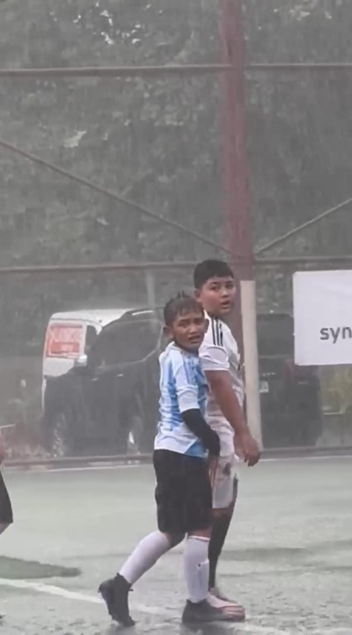 7 Potret Ultah Kellen Lemos Anak Kris Dayanti, Bertajuk Soccer Party - Tanding Bola di Tengah Hujan