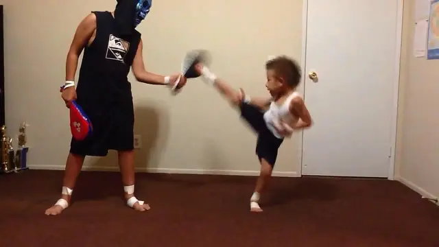 Hebatnya seorang bocah lelaki berusia 6 tahun yang melakukan tendangan-tendangan dasar Taekwondo.