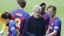 Pelatih Barcelona, Quique Setien dan para pemain tampak lesu usai ditahan imbang Celta Vigo pada laga La Liga di Stadion Balaidos, Sabtu (27/6/2020). Kedua tim bermain imbang 2-2. (AP/Lalo Villar)