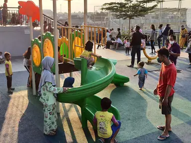 Orang tua dan anak-anak bermain di area bermain dan sarana olahraga tanpa abaikan protokol kesehatan di Community Center, Pamulang Barat, Tangerang Selatan, Senin (27/7/2020). Tangerang Raya kembali memperpanjang PSBB hingga 8 Agustus meski sudah masuk dalam zona kuning. (Liputan6.com/Fery Pradolo)