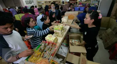 Wisatawan saat akan membayar bakpia di pusat oleh-oleh bakpia pathok,Yogyakarta,(10/7).Pusat oleh-oleh khas yogyakarta banyak di kunjungi wisatawan untuk di bawa pulang ke kotanya masing masing.(Boy Harjanto)