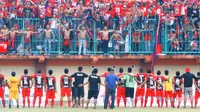 Pemain PSBI Kabupaten Blitar merayakan kemenangan 1-0 atas Persinga Ngawi, Sabtu (22/4/2017) di Stadion Gelora Panataran, Nglegok, Kabupaten Blitar. (Bola.com/Robby Firly)