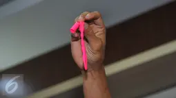 Setelah dicek oleh petugas ternyata kemasan makanan terbuat dari karet balon biasa bukan alat kontrasepsi, Jakarta, Kamis, (4/1/2016).  (Liputan6.com/Faisal R Syam)