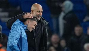 Pemain Manchester City, Phil Foden, merayakan kemenangan bersama Pep Guardiola setelah menaklukkan Brighton & Hove Albion  dalam duel tunda pekan ke-29 Liga Inggris 2024, Jumat (26/4/2024). (AP Photo/Kin Cheung)