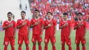 <p>Para pemain starting XI Timnas Indonesia U-22 berbaris menyanyikan lagu kebangsaan Indonesia Raya sebelum dimulainya laga semifinal cabor sepak bola SEA Games 2023 menghadapi Vietnam di Olympic National Stadium, Phnom Penh, Kamboja, Sabtu (13/5/2023). (Bola.com/Abdul Aziz)</p>