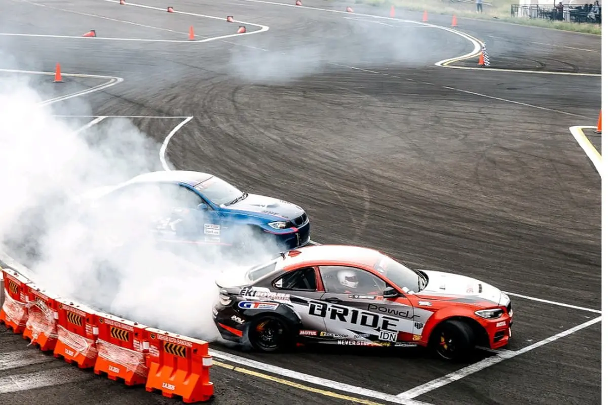 Aksi Alby Alvaro dan Athariz Fairell  pada Kejurnas Passion Drift 2026 di Sirkuit Husein Sastranegara, Bandung.