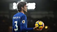 Pemain Chelsea, Marcos Alonso, memberikan isyarat saat menjamu Bournemouth pada laga pekan ke-25 Premier League 2017-2018 di Stamford Bridge, Rabu (31/1). Chelsea menderita kekalahan telak 0-3 dari tamunya Bournemouth. (Glyn KIRK/AFP)