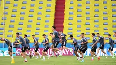 Para pemain Jerman melakukan pemanasan saat mengikuti sesi latihan di Allianz Arena di Munich (14/6/2021). Timnas Jerman akan mengawali perjuangan di Grup F Euro 2020 dengan melawan Prancis. (AFP/Franck Fife)