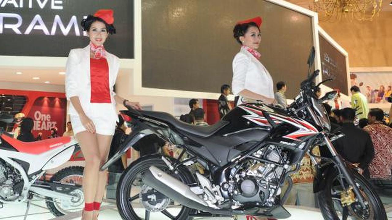 Pose seksi model cantik bareng motor macho