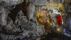 Pengunjung beraktifitas dalam Goa Lowo di Watuagung, Trenggalek, Jawa Timur. Goa Lowo di menjadi salah satu destinasi unggulan yang menawarkan pengalaman petualangan alam di dalam perut bumi terpanjang di Asia Tenggara. (merdeka.com/Arie Basuki)