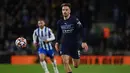 Gelandang Manchester City, Jack Grealish membawa bola saat bertanding melawan Brighton and Hove Albion pada pertandingan lanjutan Liga Inggris di Stadion AMEX, London, Sabtu (23/10/2021). Kemenangan atas Brighton membuat City naik ke peringkat kedua klasemen. (AFP/Glynm Kirk)