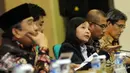 Komisioner KPU, Ida Budhiati (tengah) memberi paparan saat lokakarya di gedung KPU Pusat, Jakarta, Kamis (8/9). Lokakarya membahas Persiapan Penyelesaian Sengketa Tata Usaha Negara dalam Pemilihan Kepala Daerah. (Liputan6.com/Helmi Fithriansyah)
