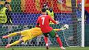 Kiper Slovenia Jan Oblak saat melakukan penyelamatan setelah tendangan penalti yang dilakukan oleh penyerang Portugal Cristiano Ronaldo selama pertandingan babak 16 besar Euro 2024 di Frankfurt Arena, pada 1 Juli 2024. (Kirill KUDRYAVTSEV/AFP)