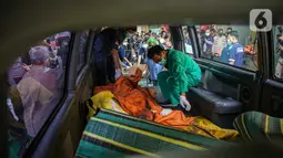 Petugas menurunkan kantong jenazah korban kebakaran Lapas Kelas I Tangerang dari ambulans di RS Polri Kramat Jati, Jakarta, Rabu (8/9/2021). Sebanyak 41 warga binaan tewas akibat kebakaran yang terjadi di Blok C 2 Lapas Kelas I Tangerang. (Liputan6.com/Faizal Fanani)