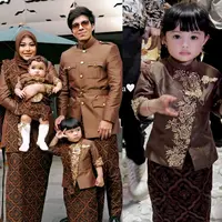 Melihat penampilan dua bayi gemas Ameena dan Azura yang kompak kenakan kebaya janggan dan kain batik. [@aurelie.hermansyah].