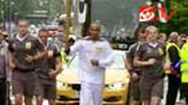 Hamilton Arak Obor Olimpiade 2012
