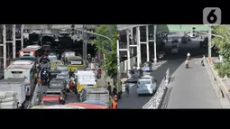 Foto kombo yang menunjukkan suasana Pasar Tanah Abang pada Ramadan tahun lalu (16/5/2019) dan saat pandemi virus Corona atau Covid-19, Jakarta, Selasa (5/5/2020). (merdeka.com/Iqbal S. Nugroho)
