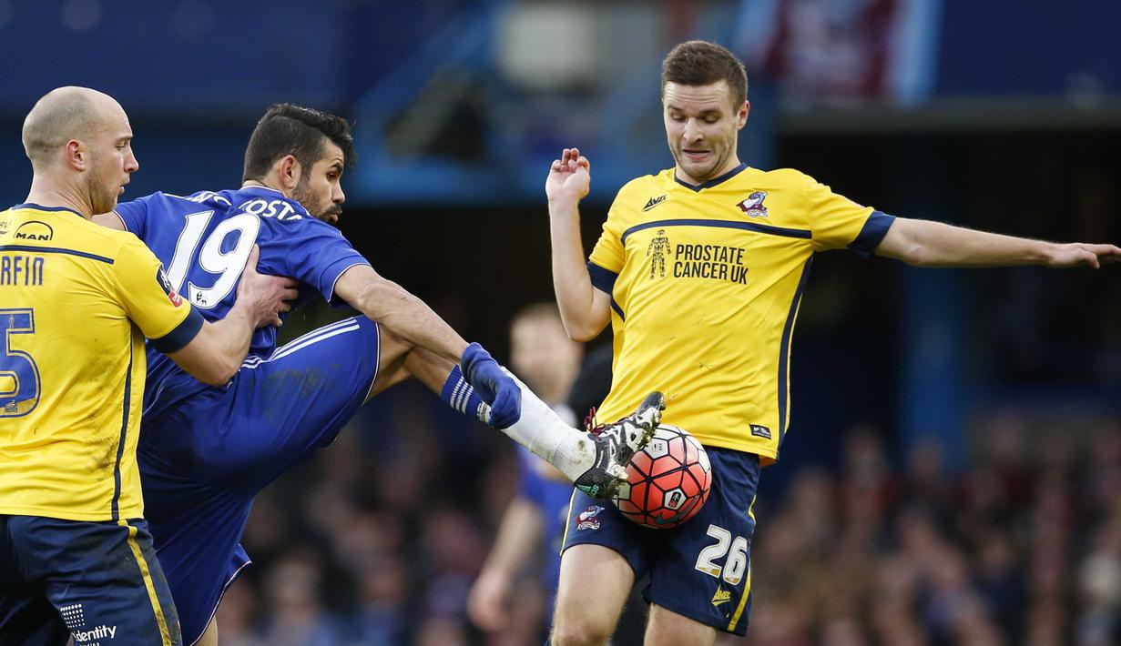 Pemain Chelsea, Diego Costa, mencoba merebut bola dari hadangan para pemain Scunthorpe United pada putaran ketiga Piala FA di Stadion Stamford Bridge, London, Minggu (10/1/2016). Chlesea menang 2-0. (Reuters/John Sibley)