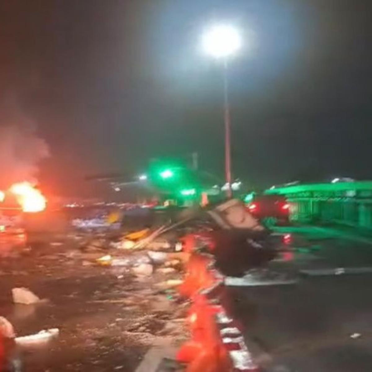 truk air galon tabrak gerbang tol ciawi