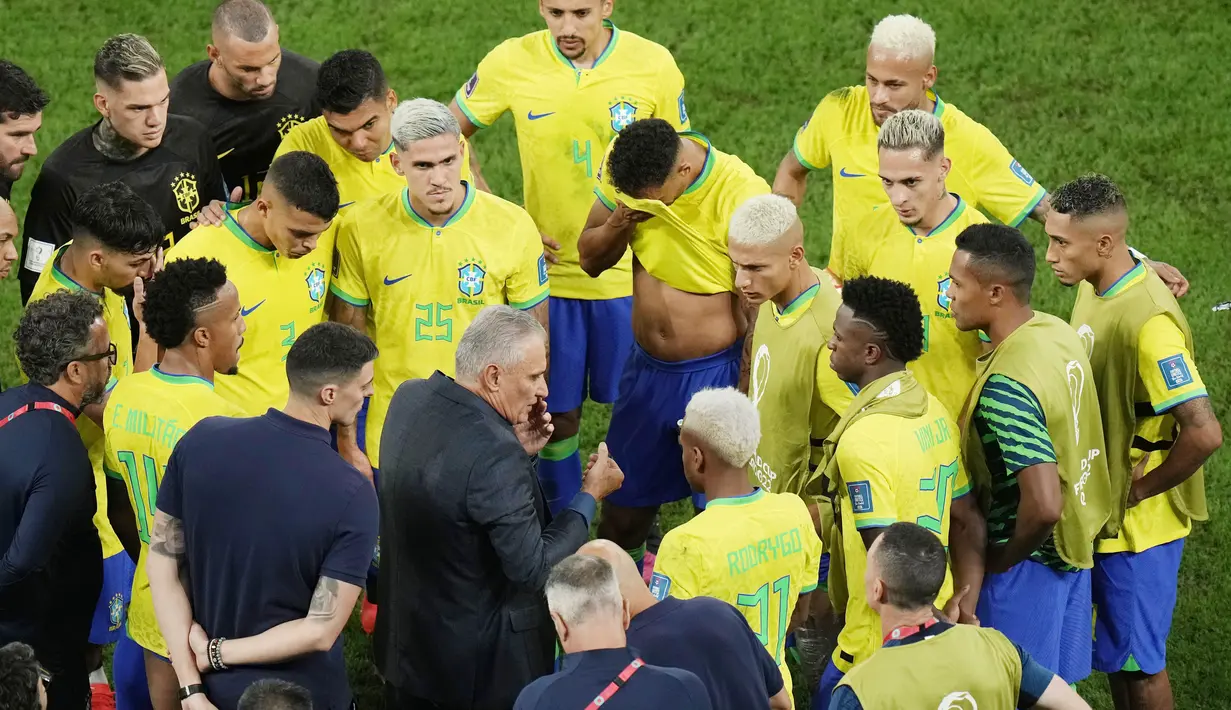 Pelatih Timnas Brasil, Tite, mundur dari jabatannya usai Tim Samba tersingkir dari Piala Dunia 2022. Neymar dan kawan-kawan harus mengubur mimpinya untuk merengkuh gelar juara dunia untuk kali keenam usai kalah dari Kroasia. (AP/Alessandra Tarantino)