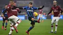 Gelandang Inter Milan, Nicolo Barella berebut bola dengan bek AC Milan, Davide Calabria pada laga pekan ke-23 Serie A di Giuseppe Meazza, Minggu (9/2/2020). Sempat tertinggal, Inter Milan sukses mengemas kemenangan 4-2 dari rival sekota AC Milan. (MARCO BERTORELLO / AFP)