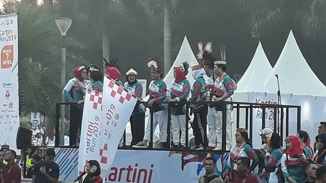 Ibu Negara Iriana Joko Widodo melepas ribuan peserta Kartini Run 2019 di Silang Monas, Jakarta Pusat, Minggu (7/4/2019).
