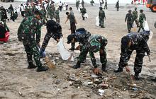 TNI AL Kerahkan Prajurit Bantu Bersih-Bersih Pantai Kuta