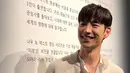 <p>Lee Je Hoon mengenakan kemeja putih yang dipadukan dengan outer Chanel berwarna cream. Tak lupa dia juga mengenakan brooch untuk menyempurnakan penampilannya. (Foto: Instagram/ @ellekorea)</p>