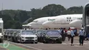 Deretan mobil mewah rombongan Presiden Joko Widodo dan Raja Arab Saudi Salman bin Abdulaziz al-Saud bersiap di Bandara Halim Perdanakusuma, Rabu (3/1). (Liputan6.com/Fery Pradolo)