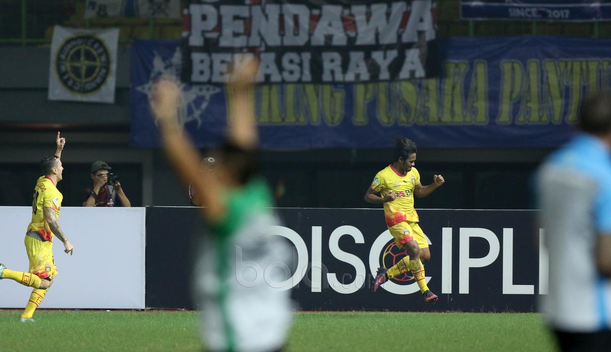 Pemain Bhayangkara, Ilham Udin merayakan golnya ke gawang Persib Bandung pada laga Liga 1 2017 di Stadion Patriot, Bekasi, Minggu (04/06/2017). (Bola.com/Nicklas Hanoatubun)