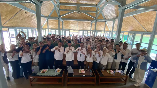 Ratusan Gen-Z Kecamatan Leles, Garut, mengikuti kegiatan tular nalar sekolah kebangsaan untuk berliterasi dan melek informasi menangkal hoaks atau berita bohong Pilkada Garut 2024. (Liputan6.com/Jayadi Supriadin)