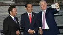 PM Australia Malcolm Turnbull mengajak Sultan Brunei Darussalam Hassanal Bolkiah dan Presiden Joko Widodo (Jokowi) melakukan swafoto pada jamuan makan malam disela kegiatan ASEAN-Australia Special Summit 2018, Sabtu (17/3). (ANDREW TAYLOR/ASEANINAUS/AFP)