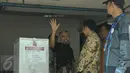 Mantan Hakim Konstitusi Patrialis Akbar menyalurkan hak suaranya di TPS 19 yang berlokasi di rutan Gedung KPK, Jakarta, Rabu (19/4). Delapan orang tahanan KPK mengikuti pilkada DKI Jakarta putaran kedua. (Liputan6.com/Helmi Afandi)