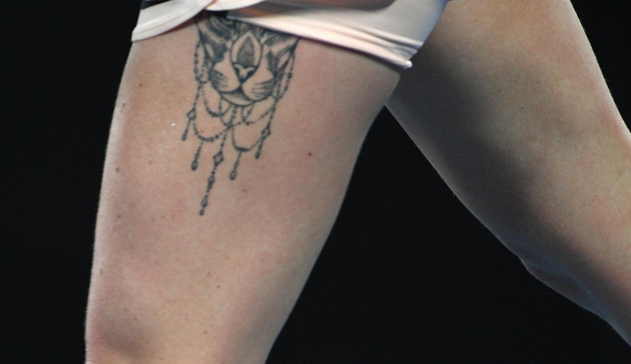 Detail tato bergambar jaguar terlihat di paha kiri petenis Ukraina, Elina Svitolina saat bertanding pada grand slam Australia Terbuka 2018 di Melbourne, Senin (22/1). Tato tersebut pertama kali dikenalkan di ajang China Open 2017 lalu. (SAEED KHAN/AFP)