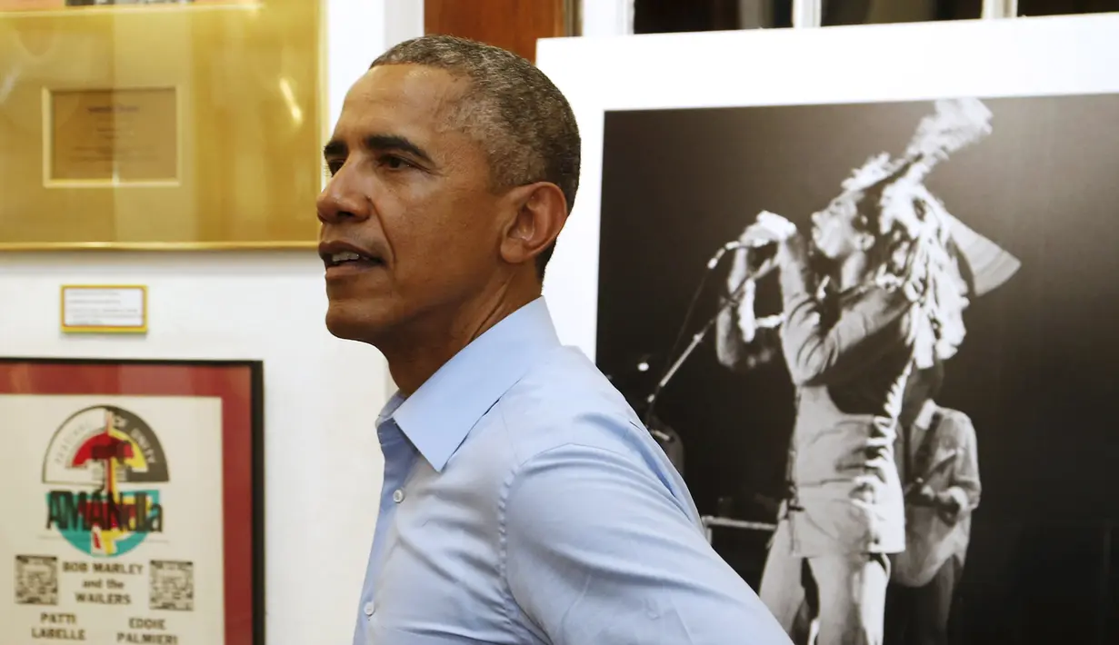 Presiden Obama saat melihat berbagai koleksi dan atribut Bob Marley  di Kingston, Jamaika (8/4). Presiden Obama datang ke museum sang legendaris musik Reggae sebelum melakukan pertemuan dengan para pemimpin dari CARICOM. (REUTERS/Jonathan Ernst)