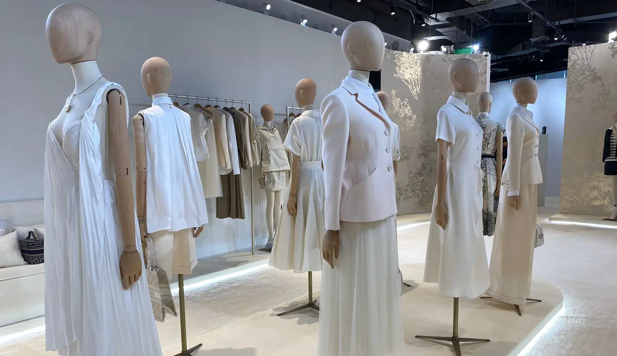 Disempurnakan dengan aksen pleats, embroidery, dan knits bersulam benang keemasan, keseluruhan koleksi kian memikat mata dan tak lekang waktu untuk dikenakan.