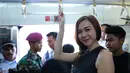 Kehadiran Aura Kasih membuat heboh seisi gerbong KRL Comuterline rute Manggarai - Juanda. (Galih W. Satria/Bintang.com)