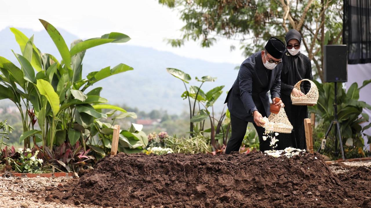 Pemakaman Emmeril Kahn Mumtadz
