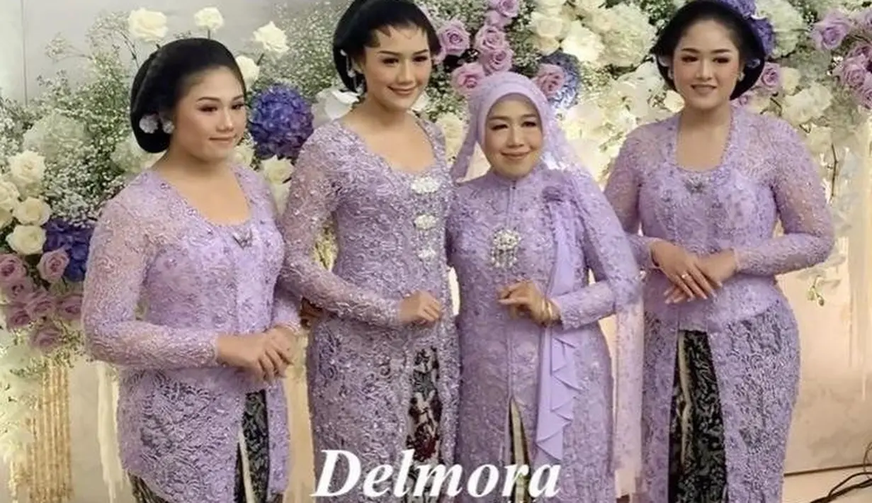 Saat malam midodareni, keluarga Erina Gudono kompak mengenakan kebaya warna lavender dengan ragam model yang memikat. [@delmoraattire]
