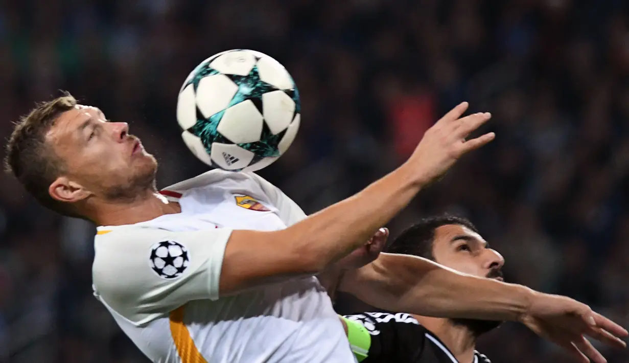 Duel pemain AS Roma, Edin Dzeko (kiri saat berebut bola dengan pemain Qarabag FK, Azerbaijan Rashad Sadygov pada laga grup C Liga Champions di Baki Olimpiya Stadionu, Baku, (27/9/2017). AS Roma menang 2-1. (AFP/Vano Shlamov)