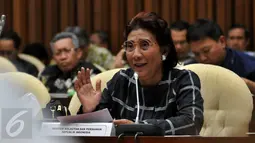Menteri Kelautan dan Perikanan (KKP) Susi Pudjiastuti memberikan komentar saat raker dengan Komisi IV DPR di Jakarta, (8/6). Rapat tersebut membahas usulan alokasi dalam RAPBN-P 2016. (Liputan6.com/JohanTallo)