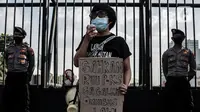 Masa yang tergabung dalam "Gerak Perempuan" melakukan aksi di depan Gedung MPR/DPR/DPD, Jakarta, Selasa (7/7/2020). Dalam aksinya mereka menuntut menolak RUU Penghapusan Kekerasan Seksual (RUU P-KS)  dikeluarkan dari Program Legislasi Nasional Prioritas 2020. (Liputan6.com/Johan Tallo)