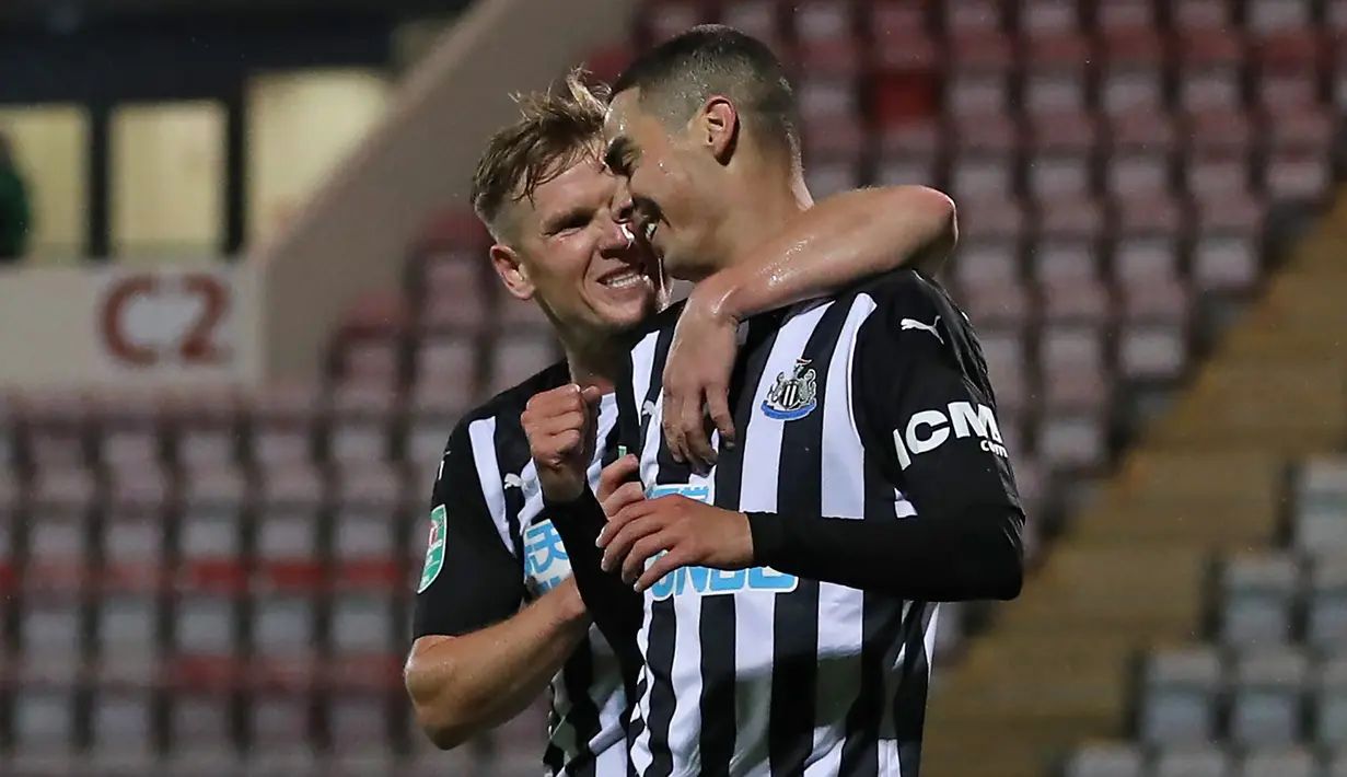 Gelandang Newcastle, Miguel Almiron, merayakan gol yang dicetaknya ke gawang Morecambe pada laga putaran ketiga Piala Liga Inggris di The Mazuma Stadium, Kamis (24/9/2020) dini hari WIB. Newcastle menang 7-0 atas Morecambe. (AFP/Martin Rickett/pool)