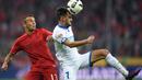 Aksi pemain Bayern Munich, Rafinha (kiri) saat menghadang pemain Hoffenheim, Lukas Rupp pada laga Bundesliga di Stadion Alianz Arena, Munich, (5/11/2016). (AFP/Christof Stache