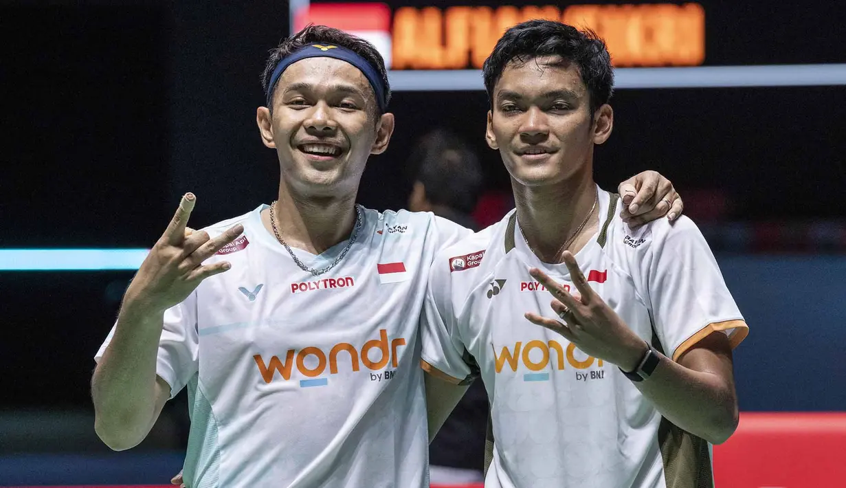 Ganda putra Indonesia Fajar Alfian dan Muhammad Shohibul Fikri merayakan kemenangan atas ganda putra Korea Selatan Kim Won-ho dan Seo Seung-jae usai pertandingan final ganda putra turnamen bulu tangkis Japan Open di Tokyo Gymnasium, Tokyo, pada 19 Juli 2026. (AFP/  Yuichi Yamazaki)