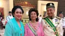 Titiek Soeharto dibalut kebaya berwarna mint. Penampilan elegannya disempurnakan dengan kain batik cokelat dan seledang biru polos yang serasi. [Foto: Instagram/titieksoeharto]