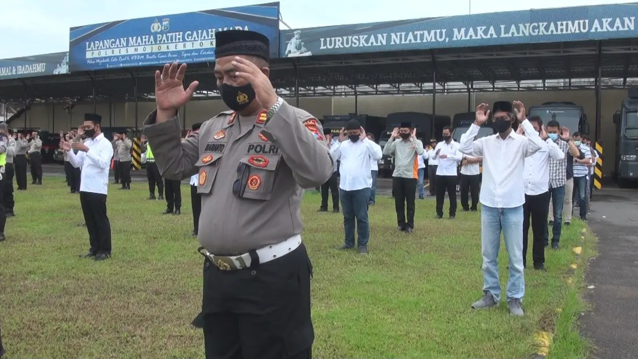 Anggota Polres Mojokerto menggelar salat gaib untuk korban bencana di Tanah Air. (Ist)