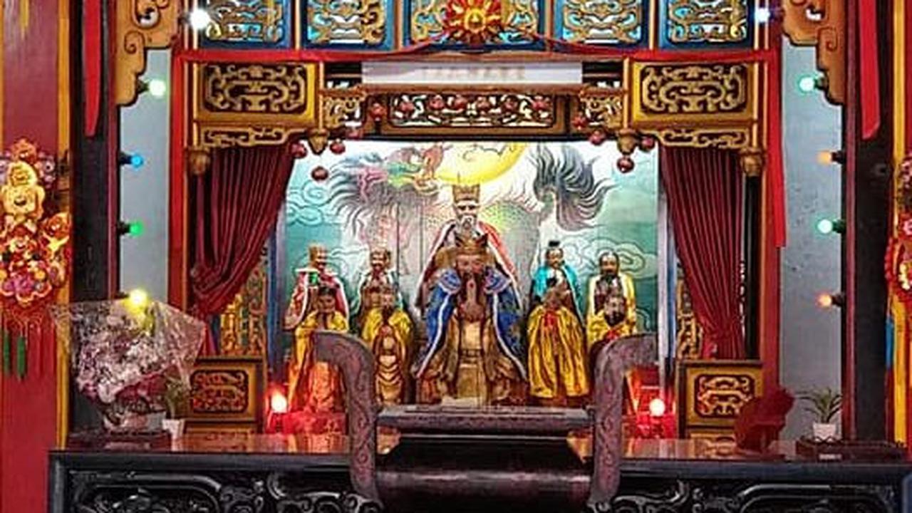 Jika senggang, bisa kiranya untuk mengagendakan waktu berkunjung ke salah satu wisata religi legendaris dan saksi penyebaran Islam di Cirebon ini.