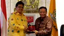 Ketua Partai Golkar Airlangga Hartarto menerima cendera mata dari Ketua Bawaslu Abhan usai pertemuan di DPP Partai Golkar, Jakarta, Senin (2/7). Pertemuan membahas Sosialisasi Pengawasan Pencalonan Pileg dan Pilpres 2019. (Liputan6.com/Johan Tallo)