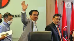 Anggota Komisi I DPR RI Effendi Simbolon (tengah) didampingi Ketua Fraksi PDI Perjuangan Utut Adianto (kanan) usai menyampaikan klarifikasi terkait pernyataannnya terhadap TNI AD di Gedung Parlemen, Jakarta, Rabu (14/9/2022). Effendi Simbolon menyatakan permintaan maaf atas pernyataannya yang sempat menyinggung perihal hubungan Panglima TNI Jenderal Andika Perkasa dengan KSAD Jenderal Dudung Abdurachman. (Liputan6.com/Angga Yuniar)